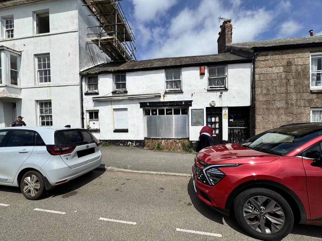 Lot: 14 - COMMERCIAL PREMISES WITH ONE-BEDROOM MAISONETTE - Front of the property